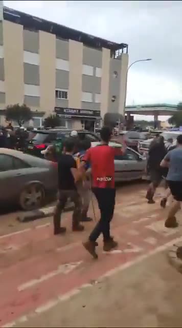 Destrozan el coche de Pedro Sánchez cuando huía de Paiporta, Valencia.