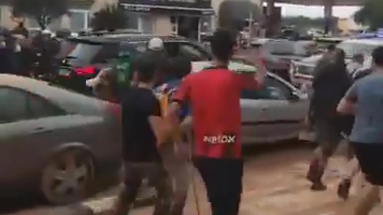 Destrozan el coche de Pedro Sánchez cuando huía de Paiporta, Valencia.