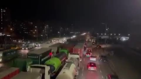 The traffic in Kyiv is almost completely paralyzed.