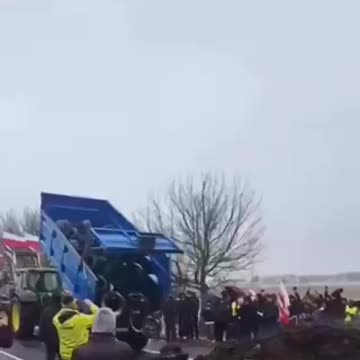 😂💩🇪🇺❕ Poland: farmers dump manure and tires on EU flags