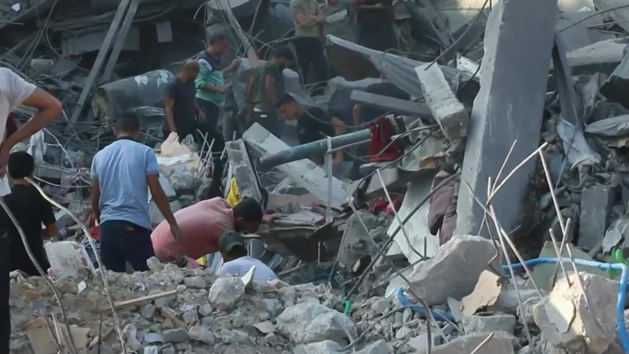 Isreali bombs refugee camp in Gaza