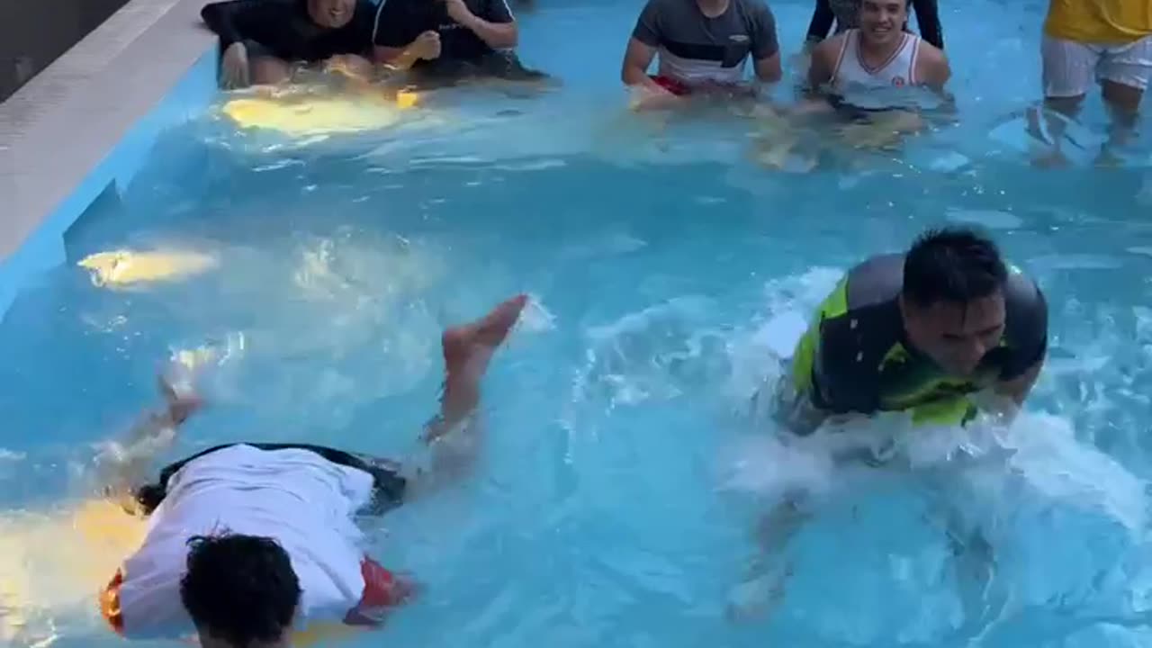 Fun Summer Outing Pool Game - Push the ball under water