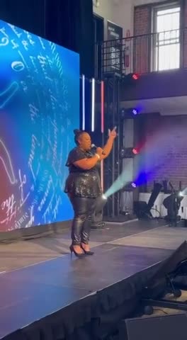 Trans Activist Tries to Disrupt Event, Gets Removed as Audience Cheers - HaloNews