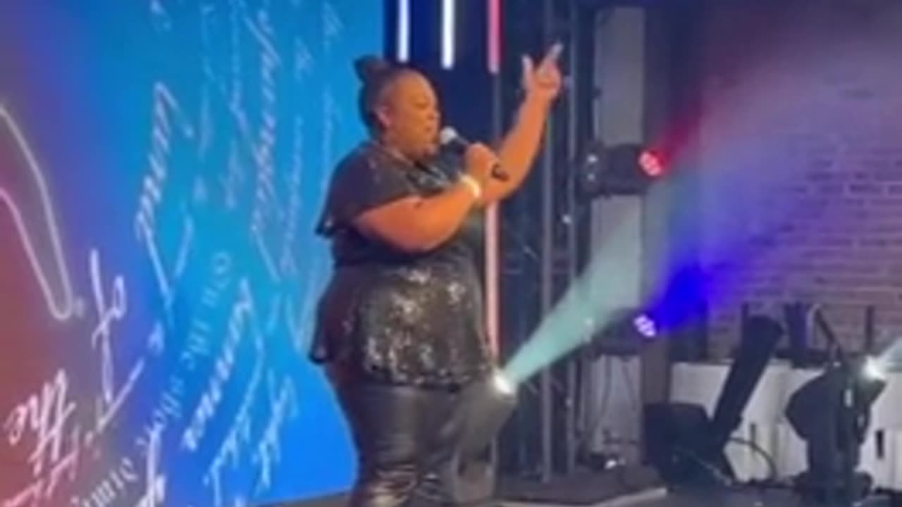 Trans Activist Tries to Disrupt Event, Gets Removed as Audience Cheers - HaloNews