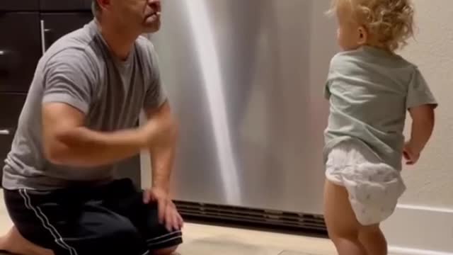 a child professionally plays boxing with his father🥲🥲omg