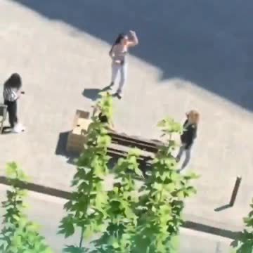 Alarmantes vídeos del fin de confinamiento de niños por COVID 19 en Barcelona (España)