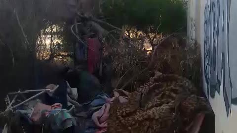 ΠΟΥ ΖΟΥΝ ΟΙ ΦΤΩΧΟΙ ΑΝΘΡΩΠΟΙ ΚΑΙ ΟΙ ΨΕΥΔΕΠΙΣΚΟΠΟΙ ΨΕΥΤΟΡΘΟΔΟΞΟΙ ΜΕΣΑ ΣΕ ΠΑΛΑΤΙΑ !!!