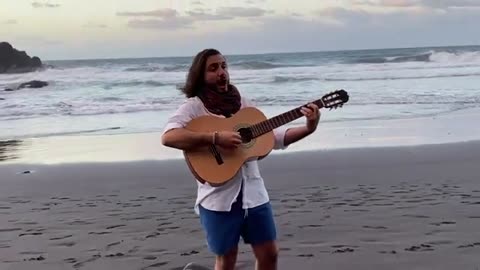 Sulla spiaggia nera di Tenerife davanti all’oceano cantando Azzurro