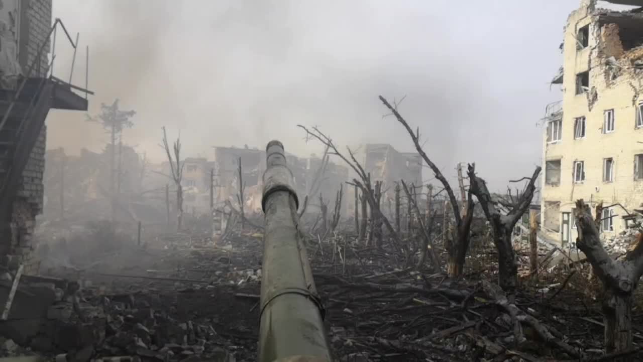 The work of Russian tankers in combat with a first-person view.