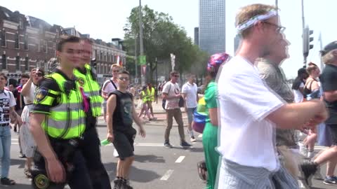 Gay Pride Rotterdam met 2000 man van de Erasmusbrug naar de Willemsbrug op Zuid