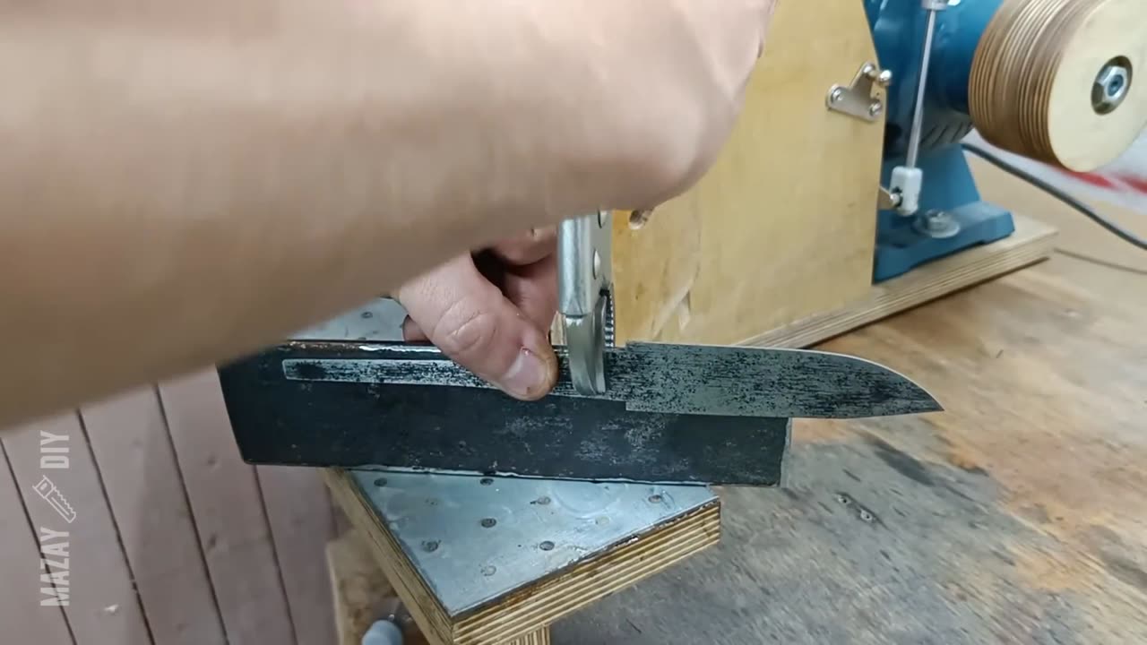 Making a Knife from an Old Saw _ It Floats