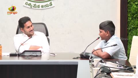 CM YS Jagan Highly Impressed With Govt School Students Speech In English At Camp Office | Mango News