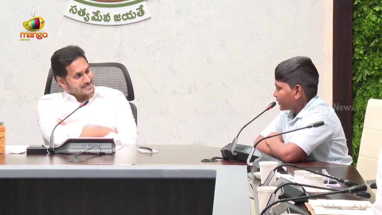 CM YS Jagan Highly Impressed With Govt School Students Speech In English At Camp Office | Mango News