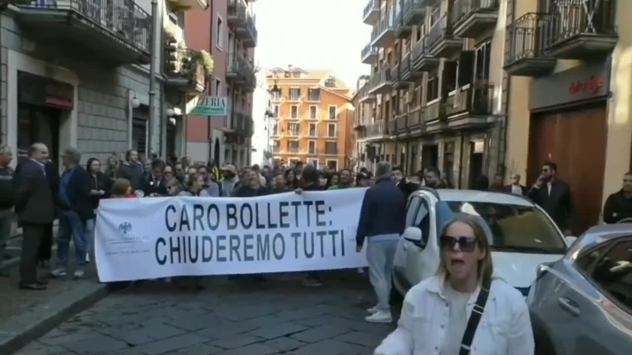 IT: Citizens Fed Up With 500% Increase in Energy Costs Take to the Streets, Voice their Disapproval
