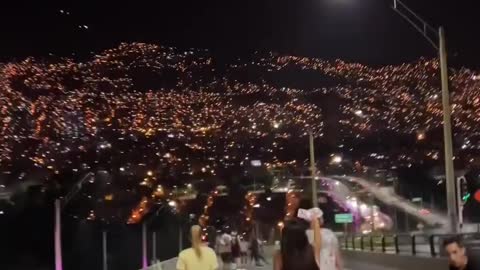 Patinação noturna em Medellín, Colômbia ❤️ Quem aí topa 🌃 Vídeo via