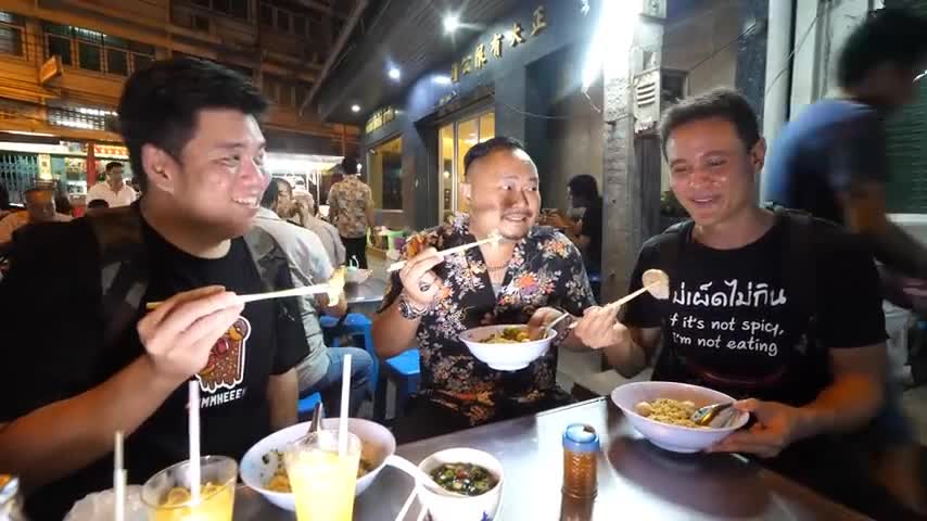 11 %% Extreme Thai Street Food - CRAZY TOM YUM Late-Night Food Tour in Bangkok, Thailand!