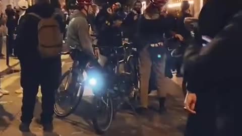 Někteří policisté v Paříži přešli na stranu demonstrantů