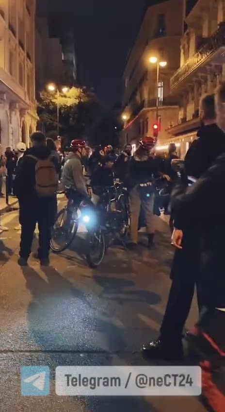 Někteří policisté v Paříži přešli na stranu demonstrantů