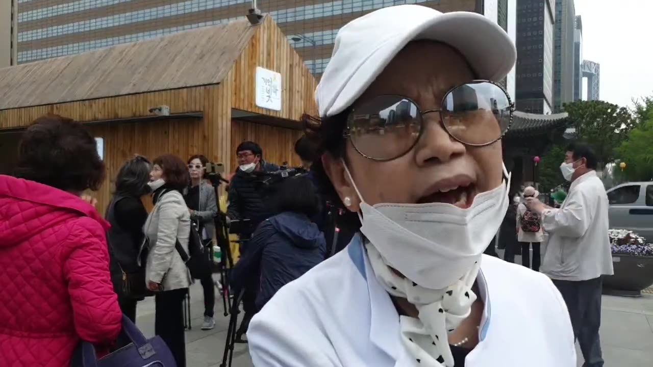 20200505_V3_S02(70Z1siPz8bw)부상당한 어머니 광화문 광장에 다시 나오셔 울분을 외치다