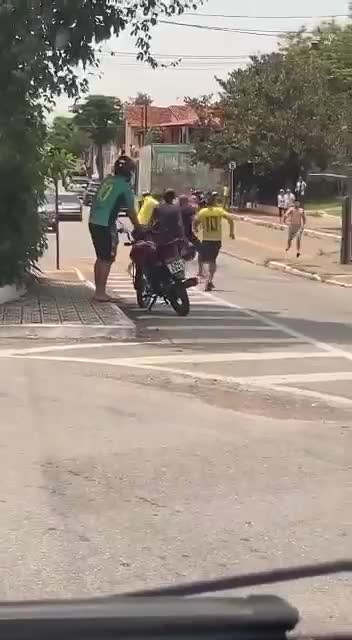 Taubete BR: Claims of a Petista Knife Weilding Member (White shirt) Getting an Attitude Re-alignment