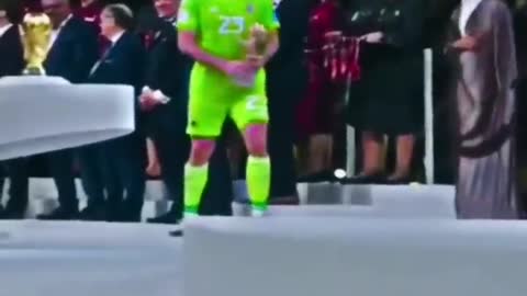 Emiliano Martinez never changes..