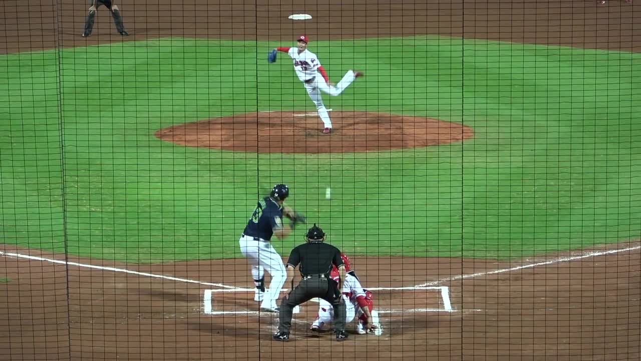 膝がガクッ...オスナに2戦連発となる20号を打たれ崩れ落ちる森浦大輔...