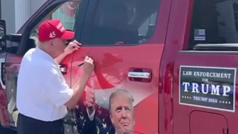 President Trump signs a Trump-MAGA-Truck [Short]