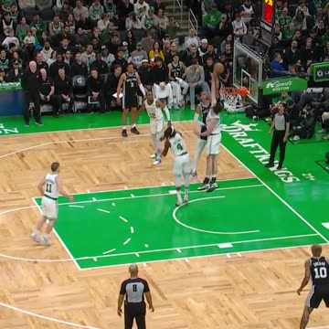 NBA - Wemby extends over the defense for the poster 😤 Spurs-Celtics