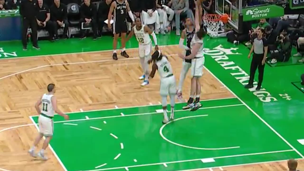 NBA - Wemby extends over the defense for the poster 😤 Spurs-Celtics