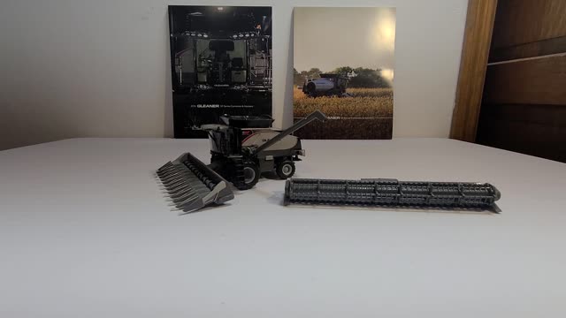 1/64 speccast Gleaner s97 combine