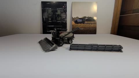 1/64 speccast Gleaner s97 combine