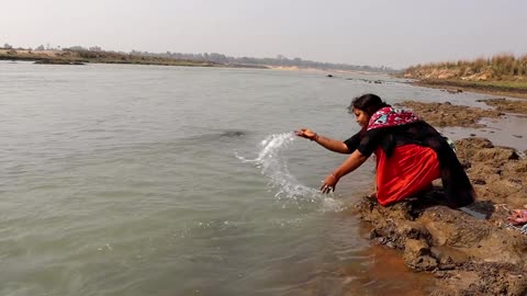 Fishing video || The lady catching big fish using meat in the village river || Best river ...