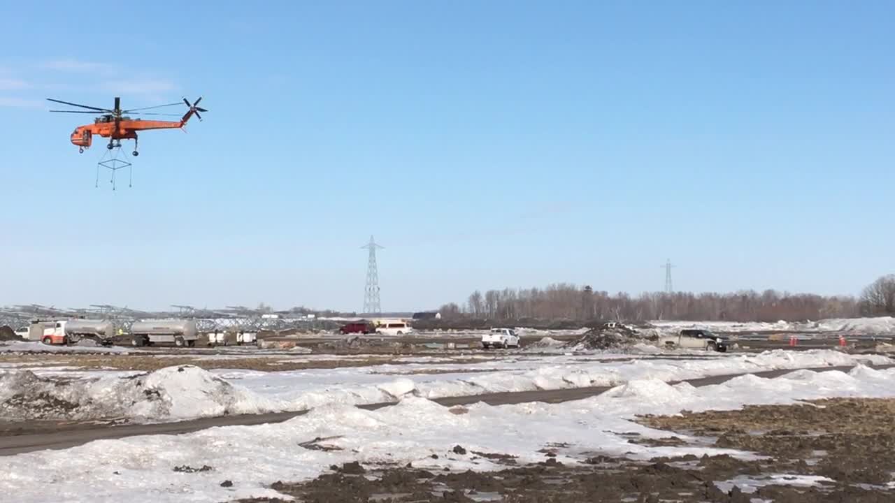 Helicopter Pilot Shows Amazing Skills Picking Up Transmission Tower