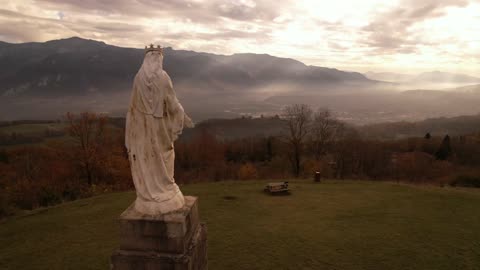 Le premier voyage de Mike le drone à Notre Dame de l'Osier (France)