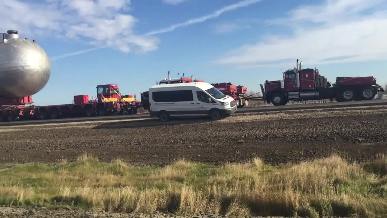 Truck carries massive 2.09 million pound load!