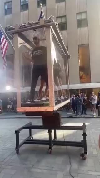 That time magician Antonio Diaz, who goes by El Mago Pop, 'teleported' some volunteers