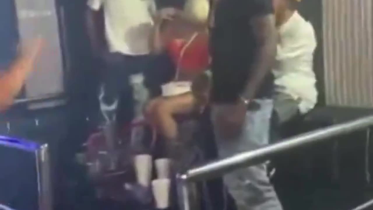 Woman catches her man cheating with another woman at the club😱👀