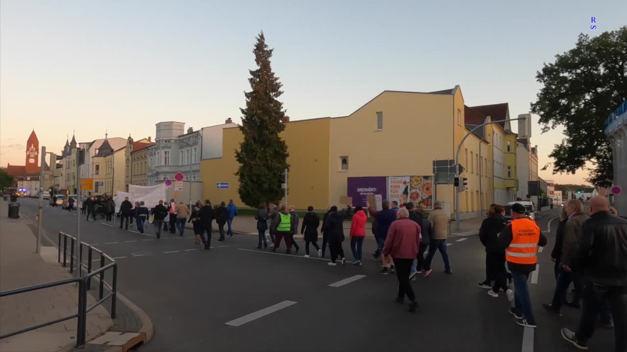 Demmin - Der Demonstrationszug startet 06-10-2022