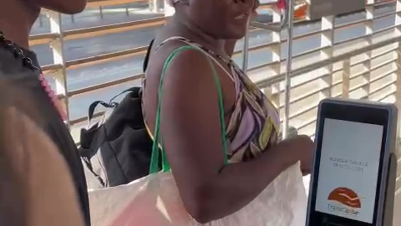 Video: “Nos están cobrando doble”, fuerte discusión en estación de Transcaribe