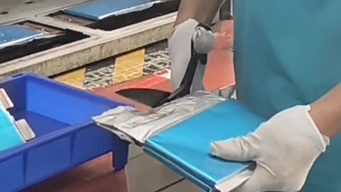 What are the scissors cutting？
