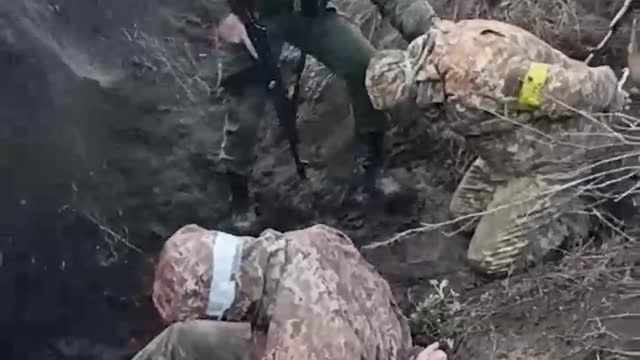 The Russian army captured two Ukrainian soldiers who were in inadequate conditions