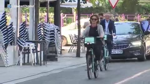 This is so surreal. The socialist Spanish minister uses a private jet, gets out of limo, takes bike