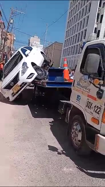 Video: vehículo inmovilizado por DATT se cae de grúa