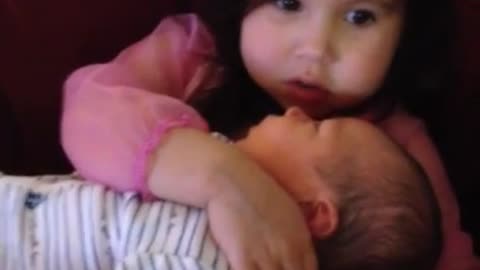 Big sister sings 'Let It Go' to newborn brother 
