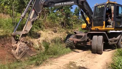 Incredible Skill Trailer Operator Bring Wheeled Excavator Clump To Mountain