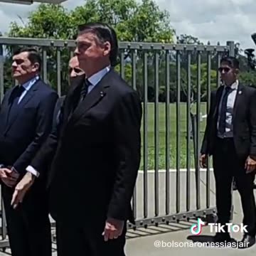Bolsonaro waves to the crowd in Rio de Janeiro, which shouts "I AUTHORIZE".