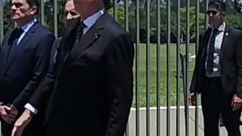 Bolsonaro waves to the crowd in Rio de Janeiro, which shouts "I AUTHORIZE".