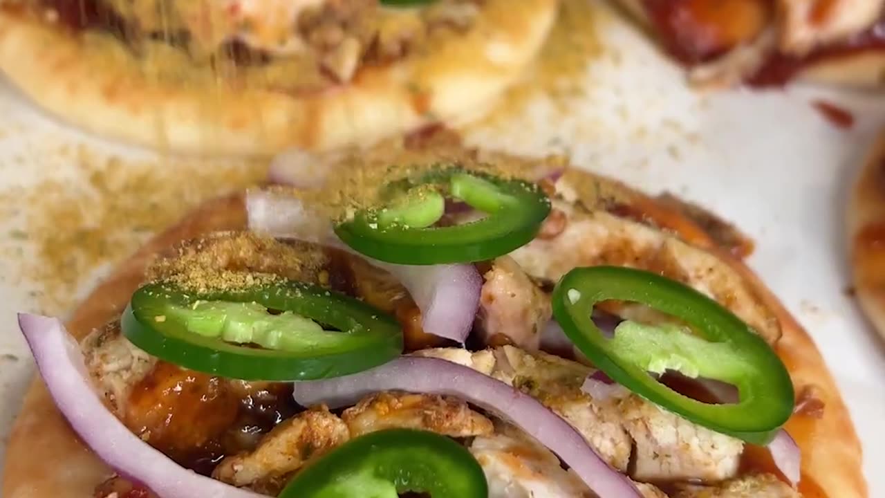 I found a fast recipe to make mini bbq pizza.