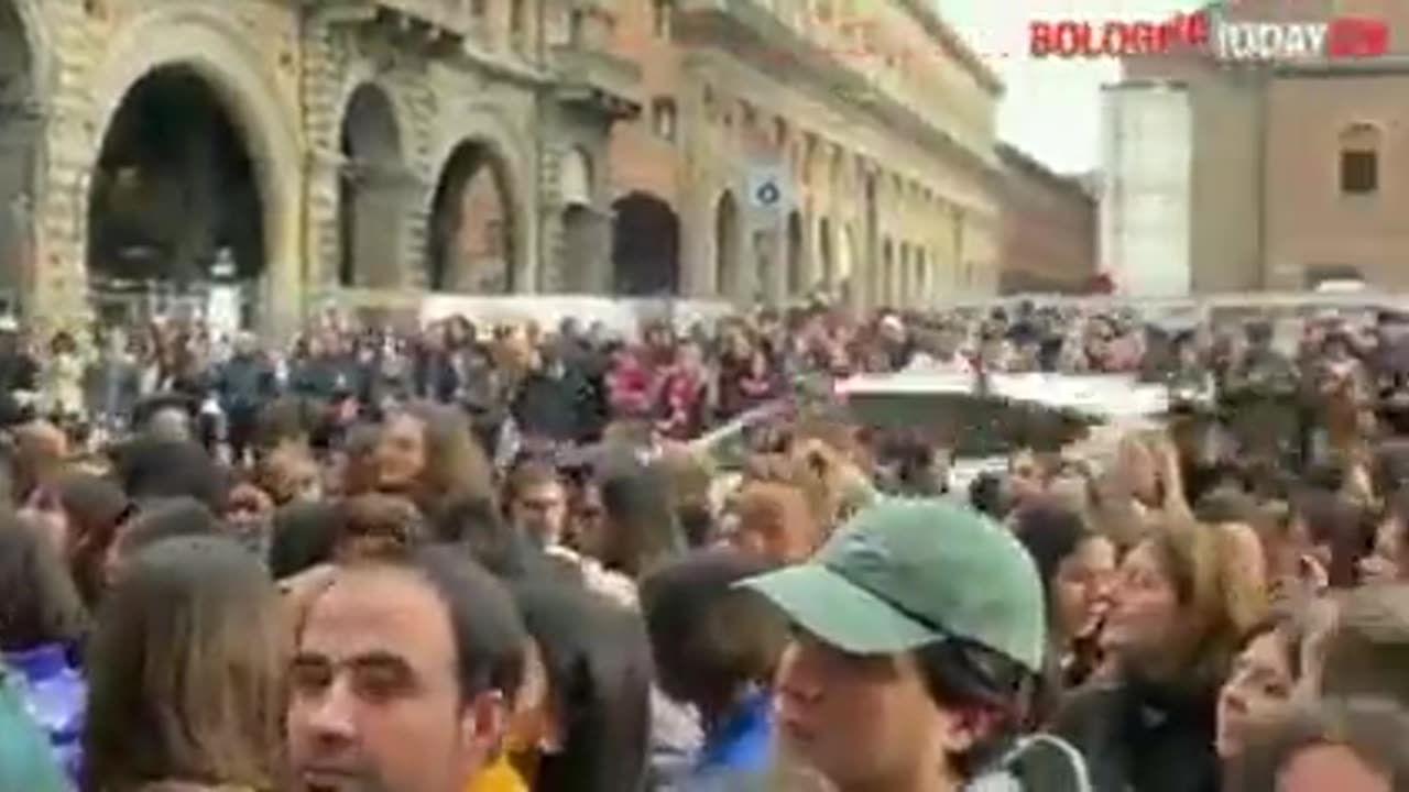 🇮🇹 Bologna, piazza stracolma di grandissime