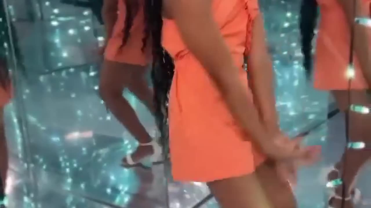 Bounce when she walk 💕